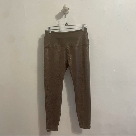 Beyond Yoga subtle animal print in pearl brown. Size Medium - Picture 1 of 4